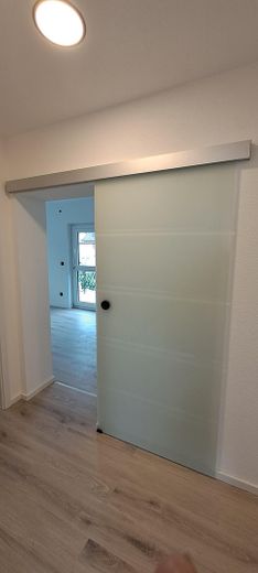 Świeżo wyremontowane/odnowione 3-pokojowe mieszkanie w Gaggenau-Ottenau – Küchen Schiebetür