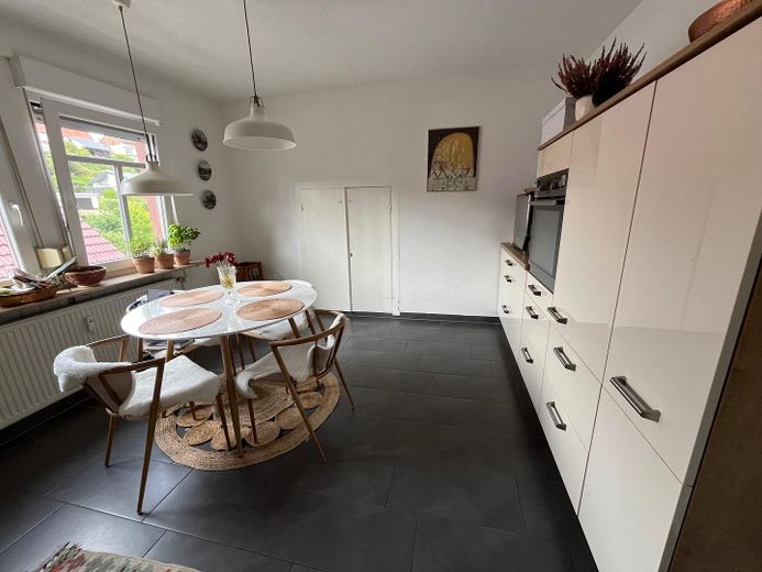 Sehr großzügige u. helle 3-Zimmer-Wohnung mit Balkon und Garten - modern renoviert mit Glasfaser – Wohnküche