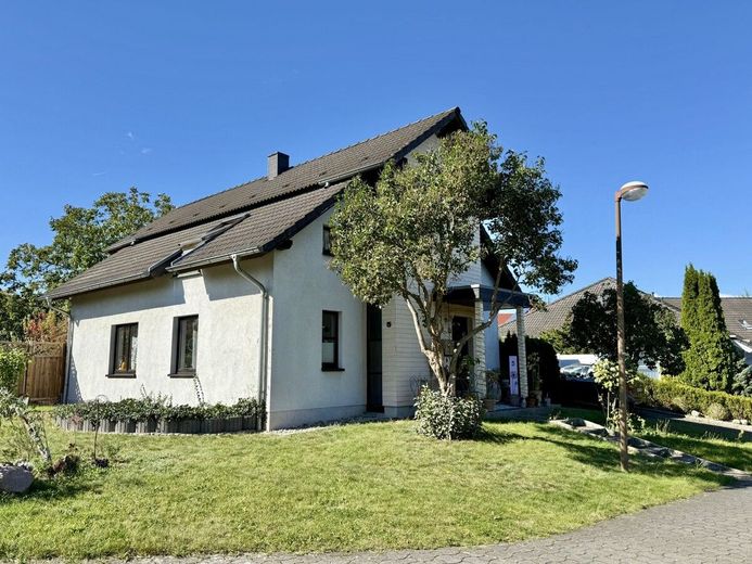 HORN IMMOBILIEN++ Neubrandenburg, tolles Architektenhaus mit 5 Zimmern, EBK, Keller und Carport – Hausansicht