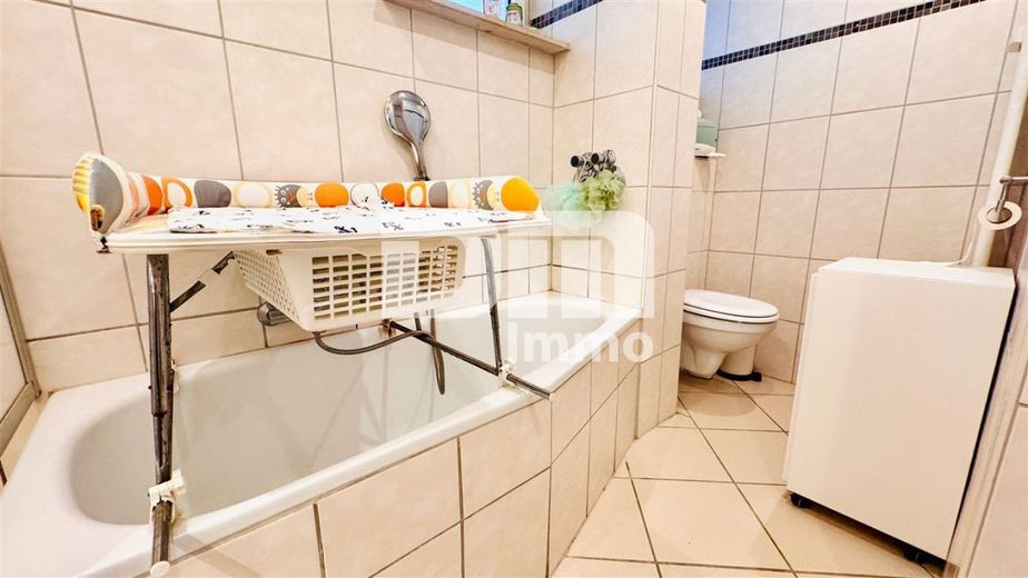 Badezimmer mit Wanne / Dusche / Waschmaschine