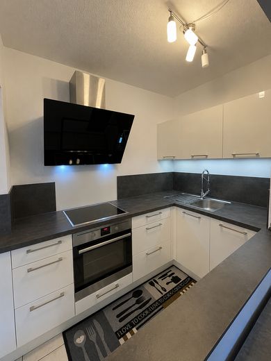 Frisch renovierte 2-Zimmer-Wohnung mit Südostbalkon & Einbauküche – Küche