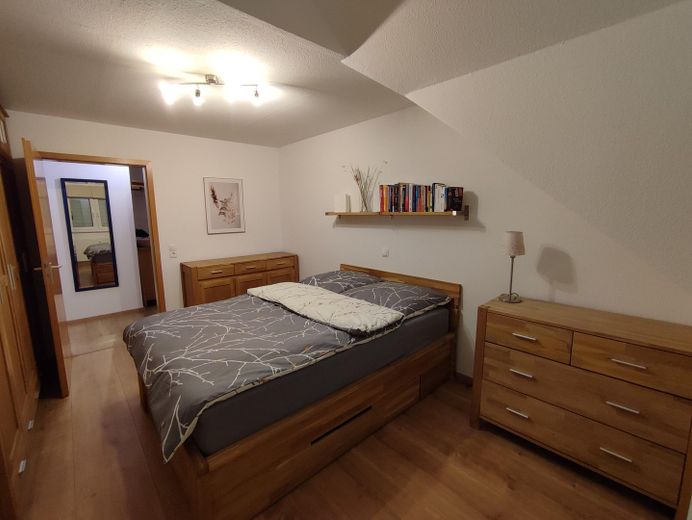 Provisionsfrei: Lichtdurchflutete DG-Wohnung mit 16 m² Dachterrasse, Aufzug & TG-Stellplatz – Schlafzimmer