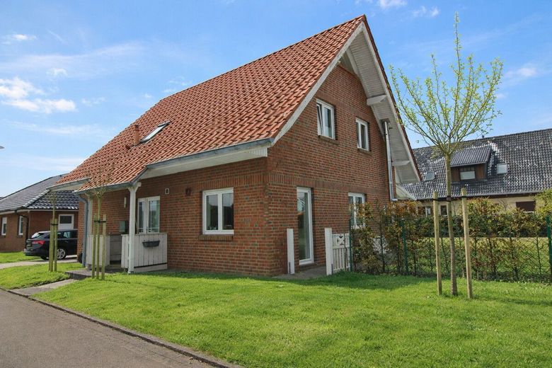 Exzellentes Einfamilienhaus in Top Lage von Cuxhaven-Sahlenburg, Carport und Wohnmobil-Stellplatz – 1 - Eingangsansicht-neu