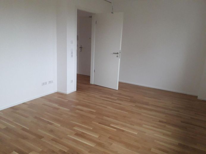 Sonnige, neuwertige 2- Zimmer Wohnung – 5 Schlafzimmer