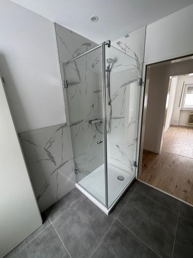Attraktive 2-Zimmer Wohnung (Erstbezug nach Sanierung) – Bad 1