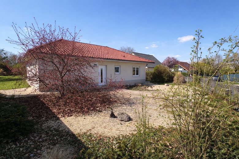 Tek katta yaşam – geniş güneybatı arsaya sahip modern bungalov – Hausansicht Straßenseite