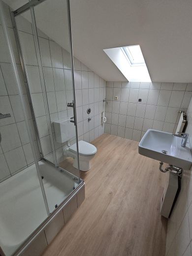 Renovated 2-room attic apartment with high-quality fitted kitchen in a central location in Iserlohn – Badezimmer