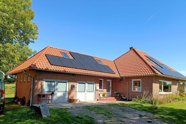 Ostsee ve Holstein İsviçresi yakınlarındaki çayırlara manzara