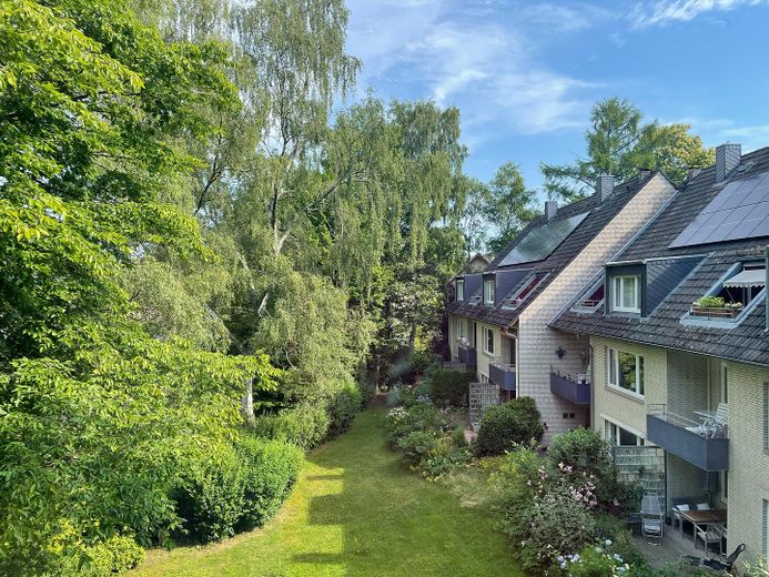 Provisionsfrei: Lichtdurchflutete 4-Zimmer-Eigentumswohnung mit Westbalkon in grüner Bestlage – Blich aus Vollbad