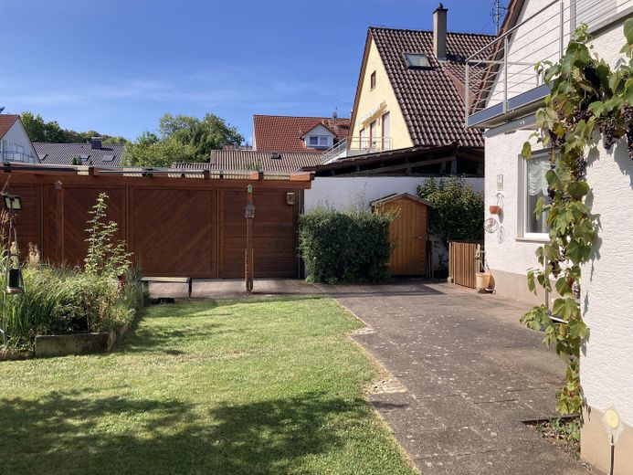 Terrasse mit Gartenhäuschen