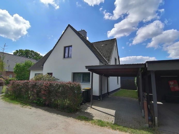 Großzügiges, helles Haus in ruhiger Wohnstraße (30km-Zone) in Pinneberg-Waldenau. – Fassade-3