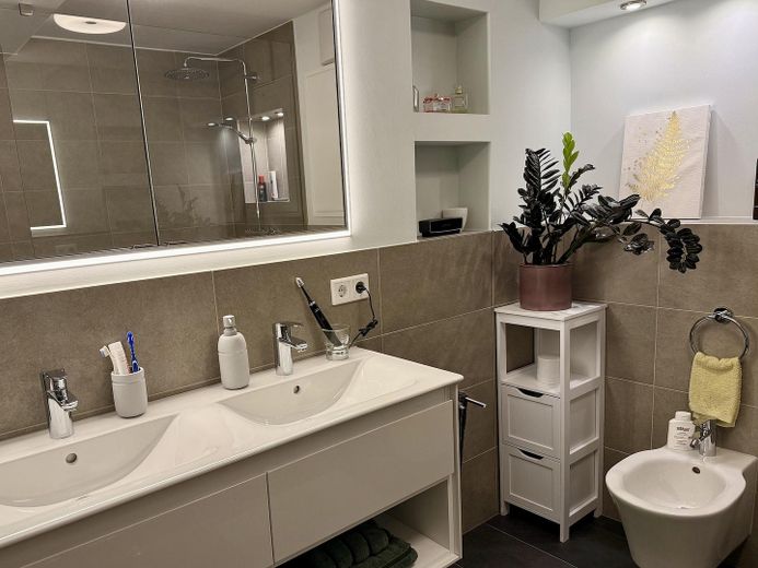 Balkonlu, asansörlü, manzaralı ve üst düzey donanımlı modern 3 odalı daire – Badezimmer