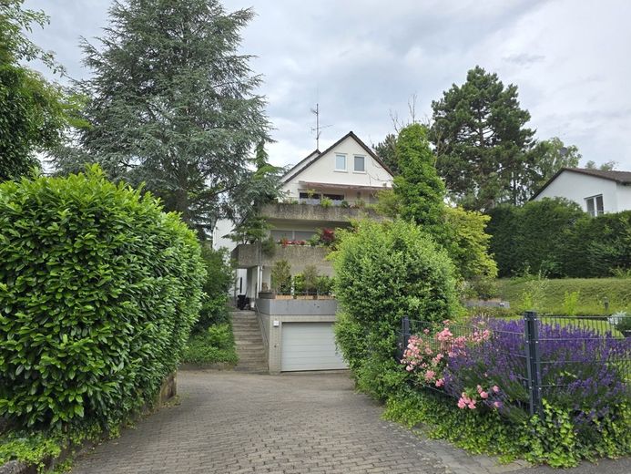 Wiesbaden: Top-Lage, beste Nachbarschaft, frische Luft, Ruhe plus Naturgeräusche pur! – Hausansicht