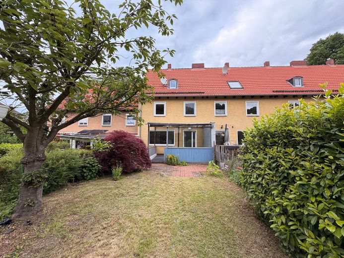 Reihenhaus mit Garten & Dachausbau-Potenzial – 4 Zimmer, provisionsfrei | Goslar - Georgenberg – Haus hinten