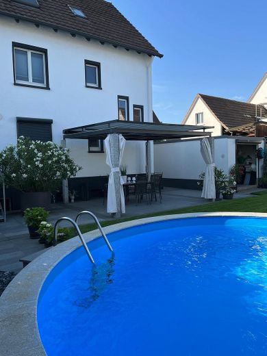 High-quality semi-detached house with top features. – Garten mit Überdachung