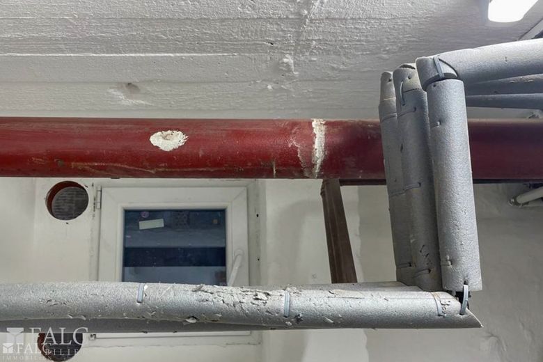 Hier arbeitet Ihr Geld – Kellerfenster