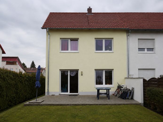 Grundsolides sonniges ruhiges (Sackgasse) Eckhaus mit viel Platz und Umlaufgarten – Gartenansicht