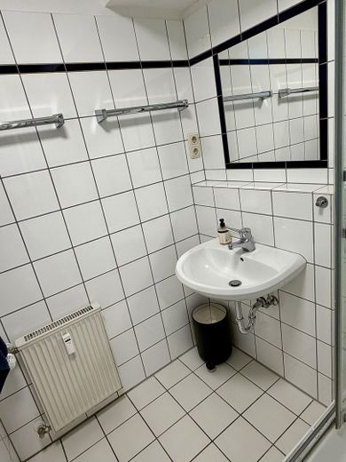 Bezugsfrei in Flingern: 1-Zimmer-Wohnung mit Balkon, Keller und Tiefgarage – Bad