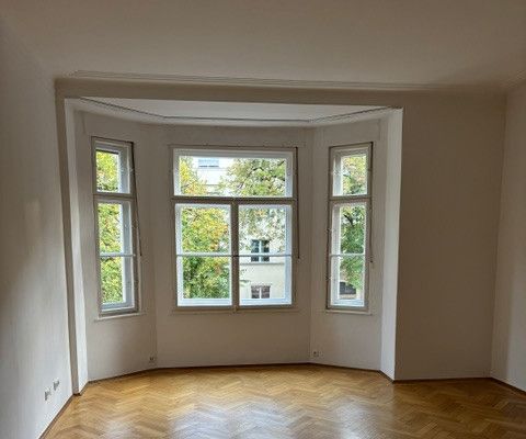 W pobliżu Prinzregentenpl., doskonałe mieszkanie w starej kamienicy, 4,5 pokoju w Alt-Bogenhausen + kuchnia mieszkalna, jadalnia i balkon!