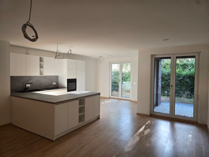 Drei-Zimmer-Gartenwohnung mit Einbauküche in hochwertiger Wohnanlage / Erstbezug nach Sanierung – Wohnzimmer Küche & Essbereich