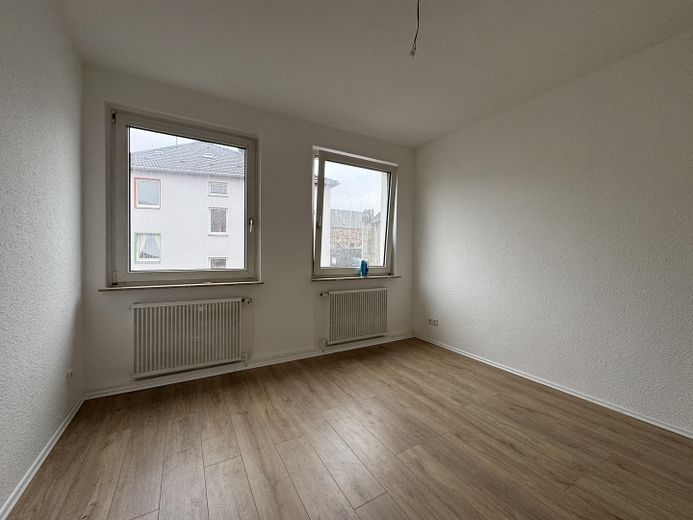 Frisch renovierte 3-Zimmer-Wohnung mit Balkon, frei ab sofort – Zimmer 2, Blick Fenster