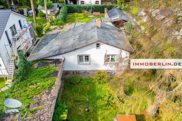 IMMOBERLIN.DE - Wohlfühllage! Netter Bungalow auf herrlichem Grundstück