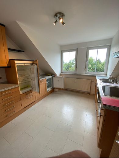 Helle 2-Zimmer-Dachgeschosswohnung mit Balkon und Stellplatz in zentraler Lage von Röthenbach – Küche