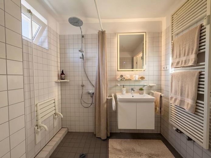 Barrierefreie Dachgeschosswohnung mit großer Sonnenterrasse (provisionsfrei!) – Bad 1 (KI-möbliert)