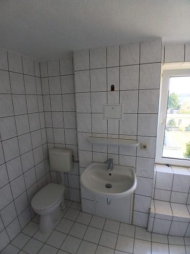 Schöne 4-Zimmerwohnung zentral gelegen zu vermieten – Bad Bild 2