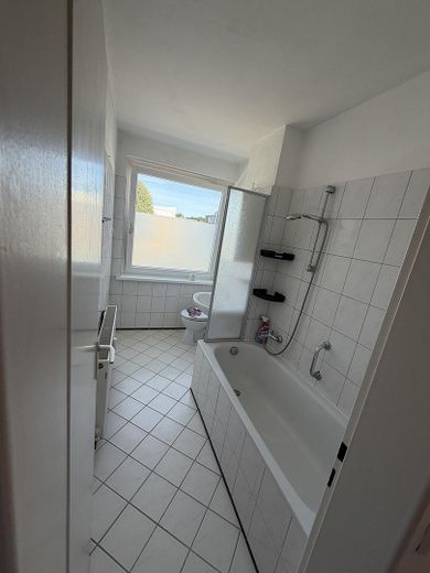 Helle 2-Zimmer-Wohnung in Salzgitter-Lebenstedt — oberste Etage, sofort frei – Bad 1