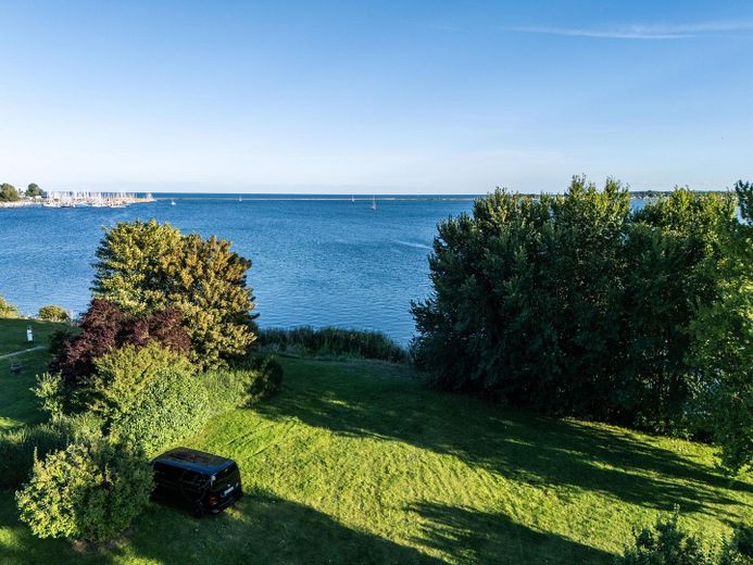 Terreno edificabile di 931 m² – in prima linea sul mare a Fehmarnsund, vista sul porto turistico – Foto 1