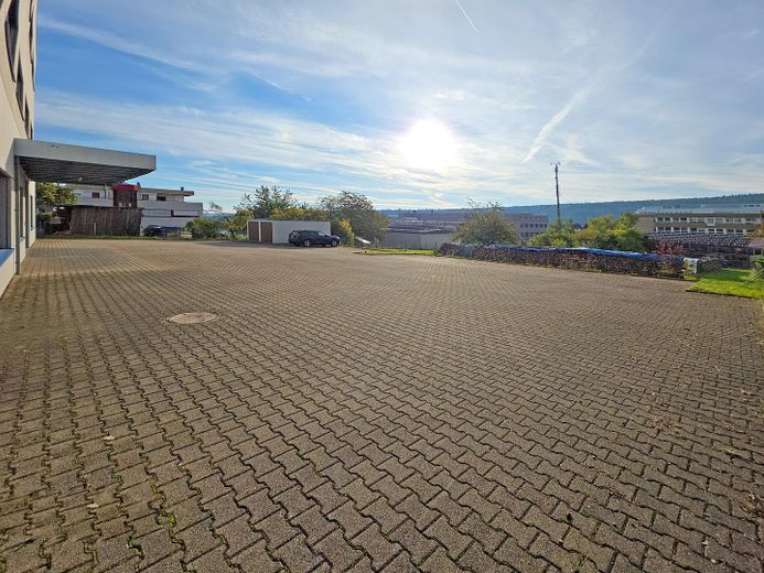 Hof- und Parkfläche