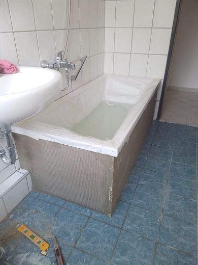 Bad 2022 mit neuer Wanne