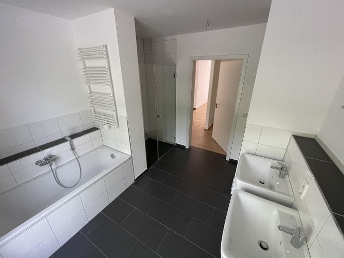 Schöne und großzügige 3-Zimmer Wohnung im Neubau mit TG, Süd Balkon – Badezimmer