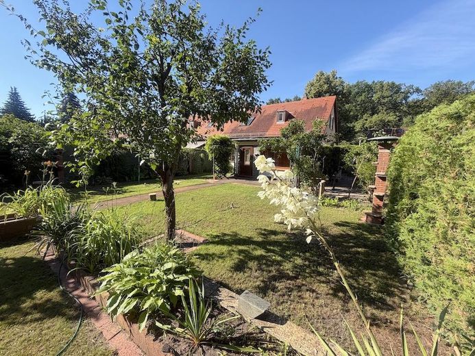 Ländliche Idylle mitten in der Stadt ! Ihr künftiges Zuhause mit herrlichem Garten und 3 Garagen ! – Gartenansicht
