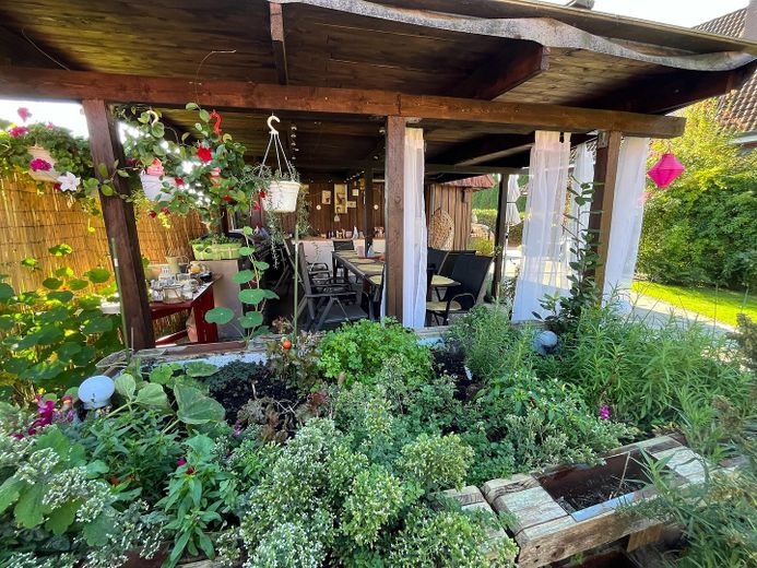 Terrasse hinten mit Hochbeet