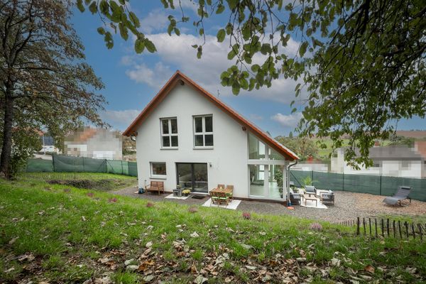 Neuwertiges KfW-55-Einfamilienhaus mit Wintergarten, Weitblick und großem Garten – provisionsfrei