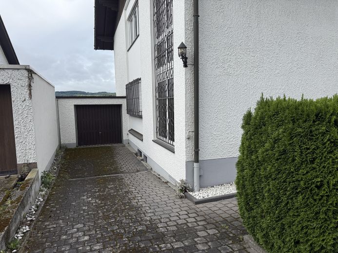 Seitenansicht mit Garage