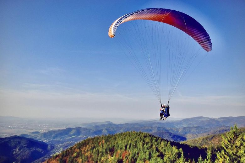"Junge Paare aufgepasst - Vier Wände. Viel Potenzial. Euer gemeinsames Projekt.“ – Paragliding vor der Tür