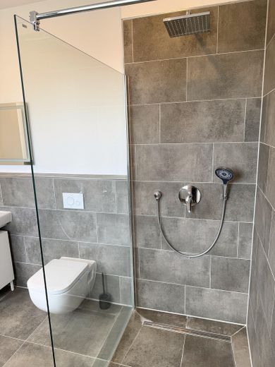 LUSSO vicino all’Elba: esclusivo appartamento di 2 locali con balcone e riscaldamento a pavimento *standard di nuova costruzione* – Dusche mit Glasabtrennung