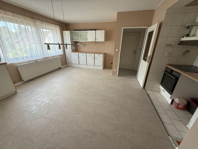 137 m² Maisonette im Zweifamilienhaus – 4 Zimmer, große Wohnküche, 2 Bäder & eigener Eingang – Wohnküche 1. OG