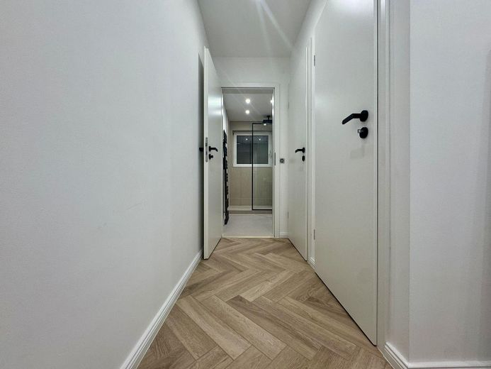 Flur mit Bad HWR und Abstellra