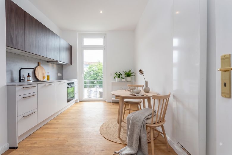Kernsanierter 3-Zimmer-Altbau in Berlin-Köpenick: Erstbezug mit Wohnküche, Tageslichtbad und Balkon – Wohnküche - KI Visualisi