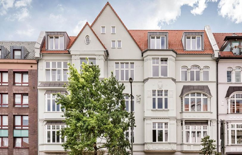 Kernsanierter Altbau mit Aufzug im 3. OG: 2 Zimmer, Designküche & Einbauschränke & Vorhänge nach Maß – Foto 2