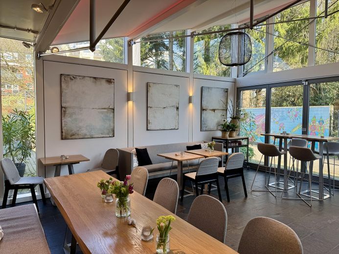 Die Buchmühle: Ubicación para eventos y negocios · Sala de exposición · Loft y diseño · Bienestar – Gartensalon Blick Außenbereich