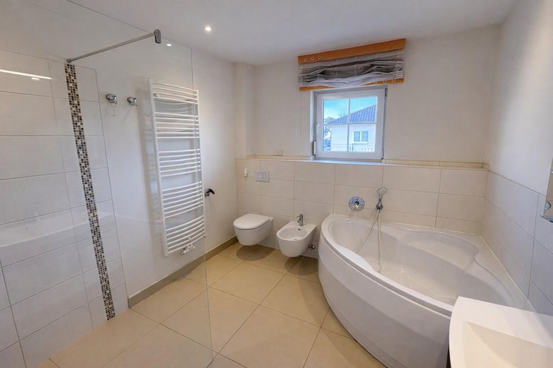 Tek katta yaşam – geniş güneybatı arsaya sahip modern bungalov – Badezimmer mit Bidet