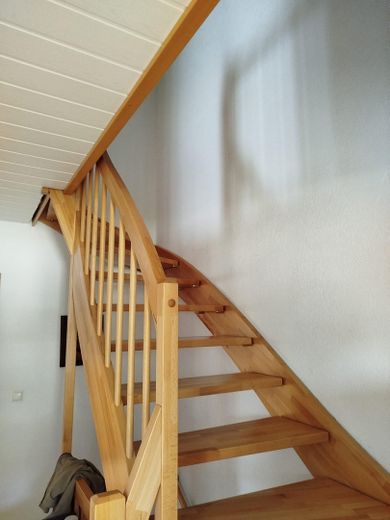 Casa unifamiliare ben tenuta con edificio accessorio e piscina riscaldabile – Treppenaufang Dachgeschoss