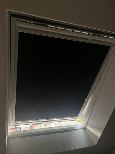 Moderne 2-Zimmer-DG-Wohnung mit Wohnküche und Balkon – Dachfenster mit Velux-Rollo