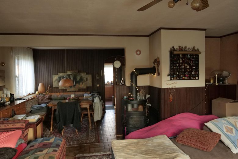 Wohnzimmer mit Holzkamin