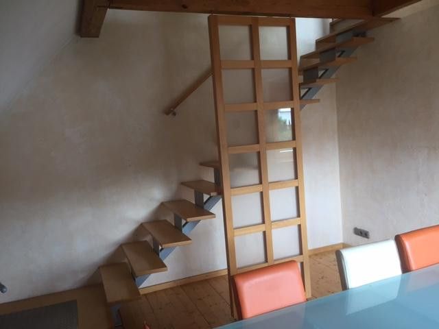 Top Maisonettewohnung mit Balkon, EBK und Klimaanlagen zu vermieten – Esszimmer mit Weg nach oben